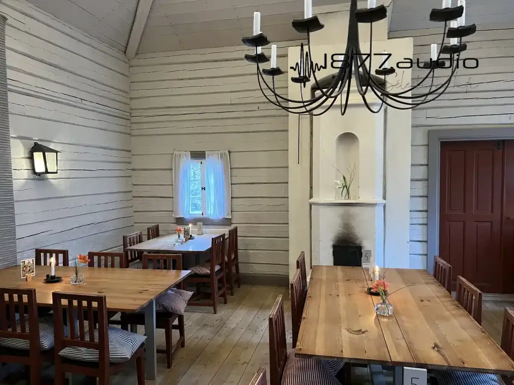 Restaurant typique suédois avec des murs en bois, des tables en bois et un sol en parquet