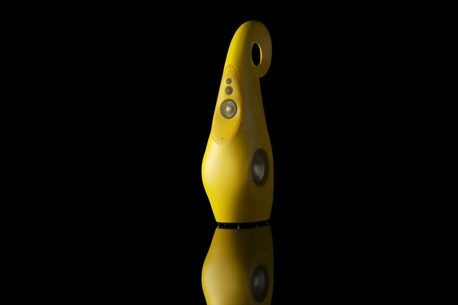 Vivid Audio Giya G1 Spirit jaune sur fond noir tournée de trois quart à gauche