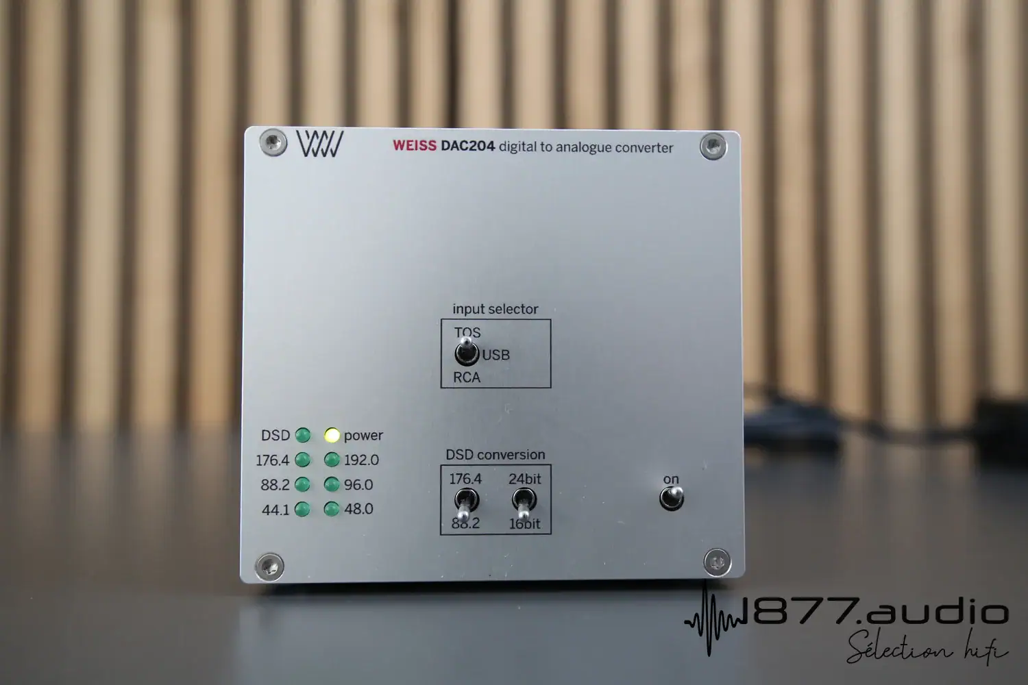 Weiss DAC204 façade arrière en gros plan avec lattis bois en arrière plan