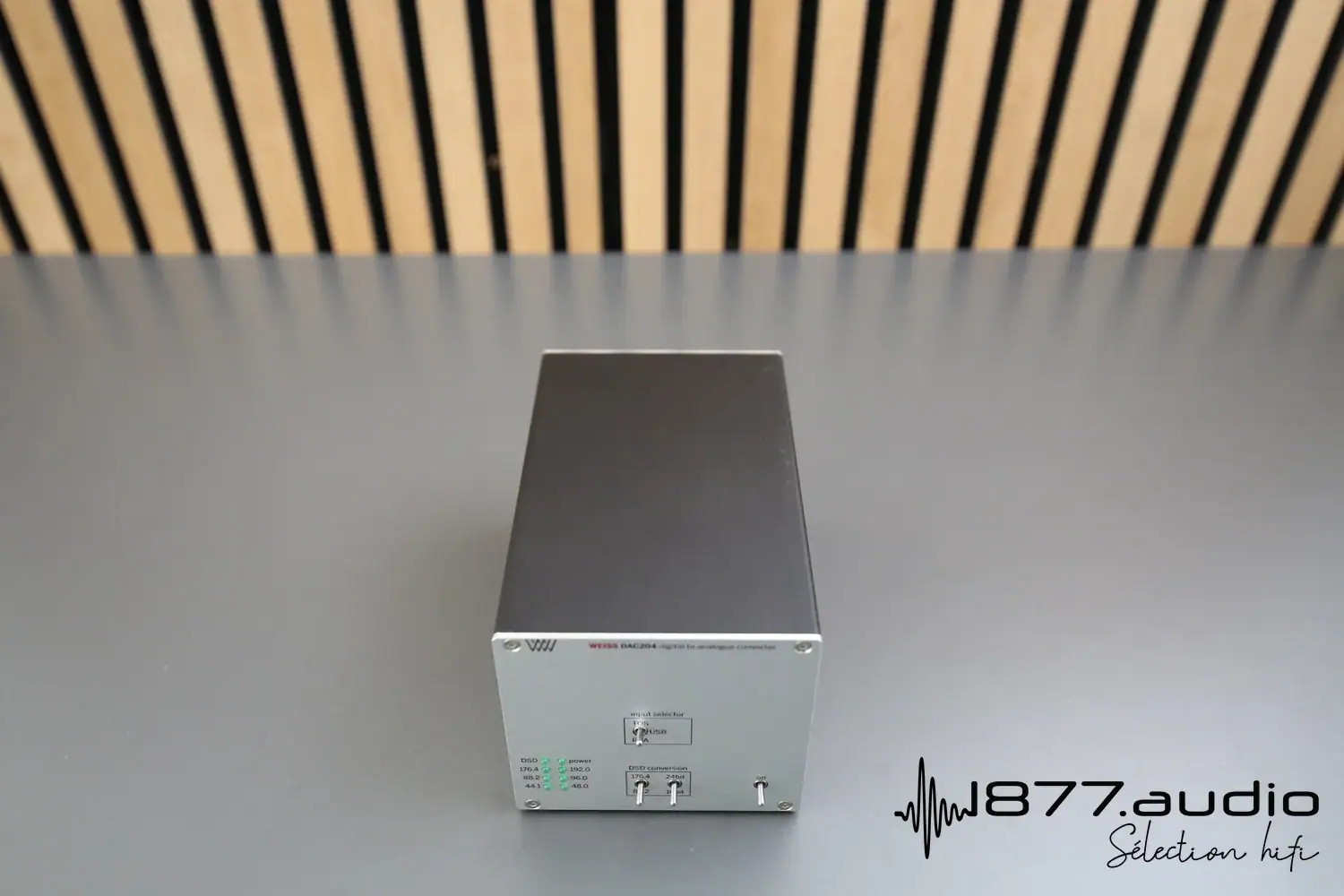 Weiss DAC204 vue de dessus et lattis bois en arrière plan