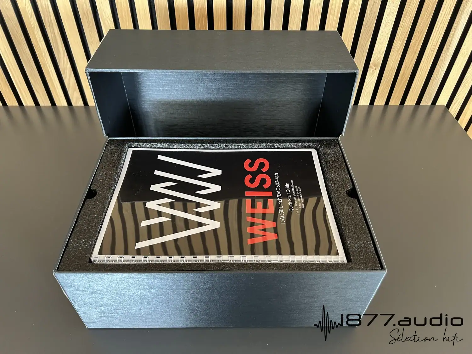 Weiss DAC 501 4CH boîte noir ouverte avec logo Weiss