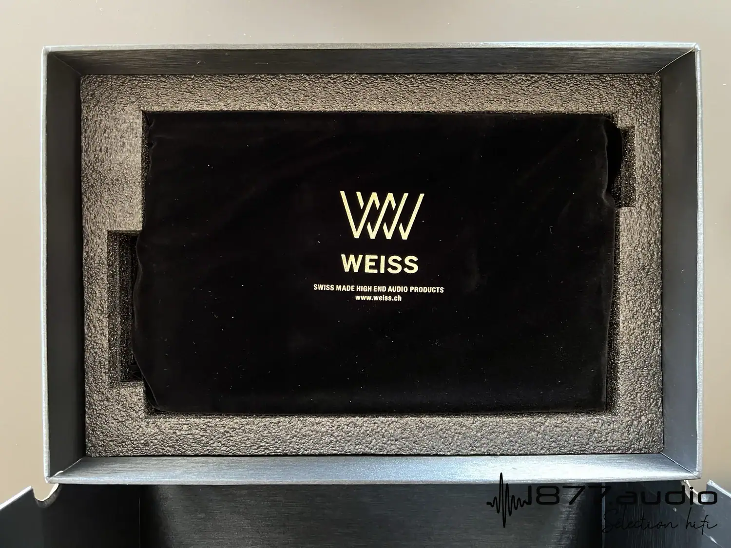 Weiss DAC 501 4CH vue de la housse en tissu de l'appareil encore dans sa boite