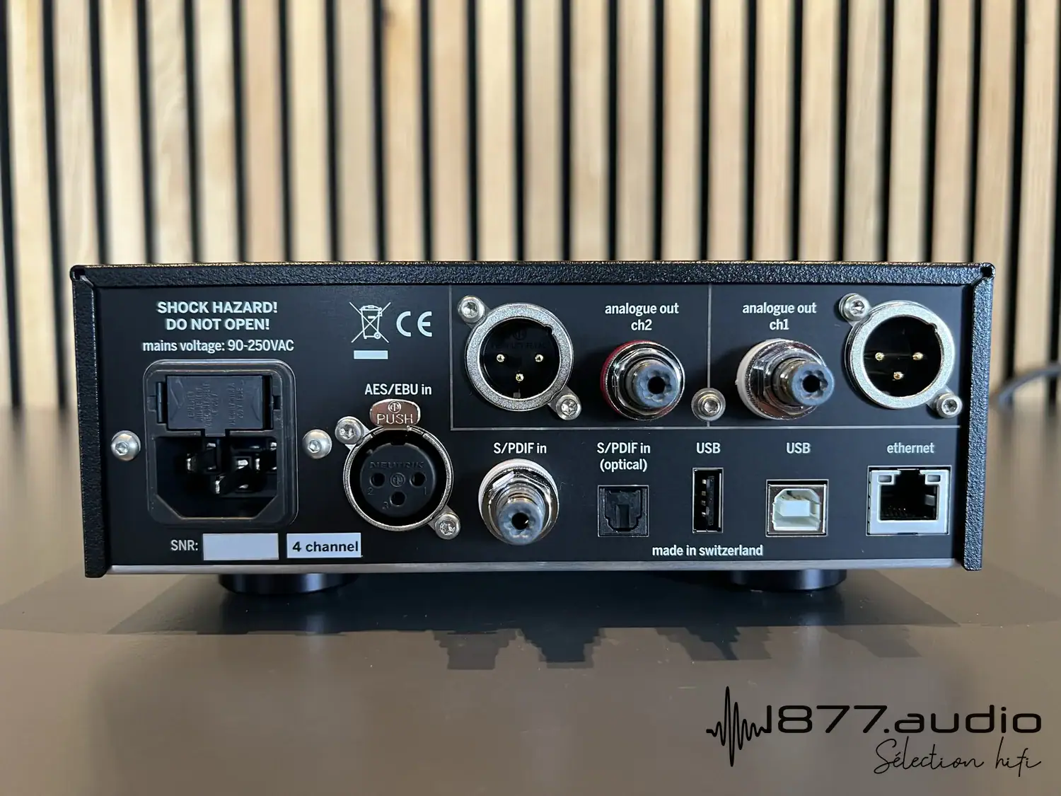 Weiss DAC 501 4CH noir face arrière en gros plan