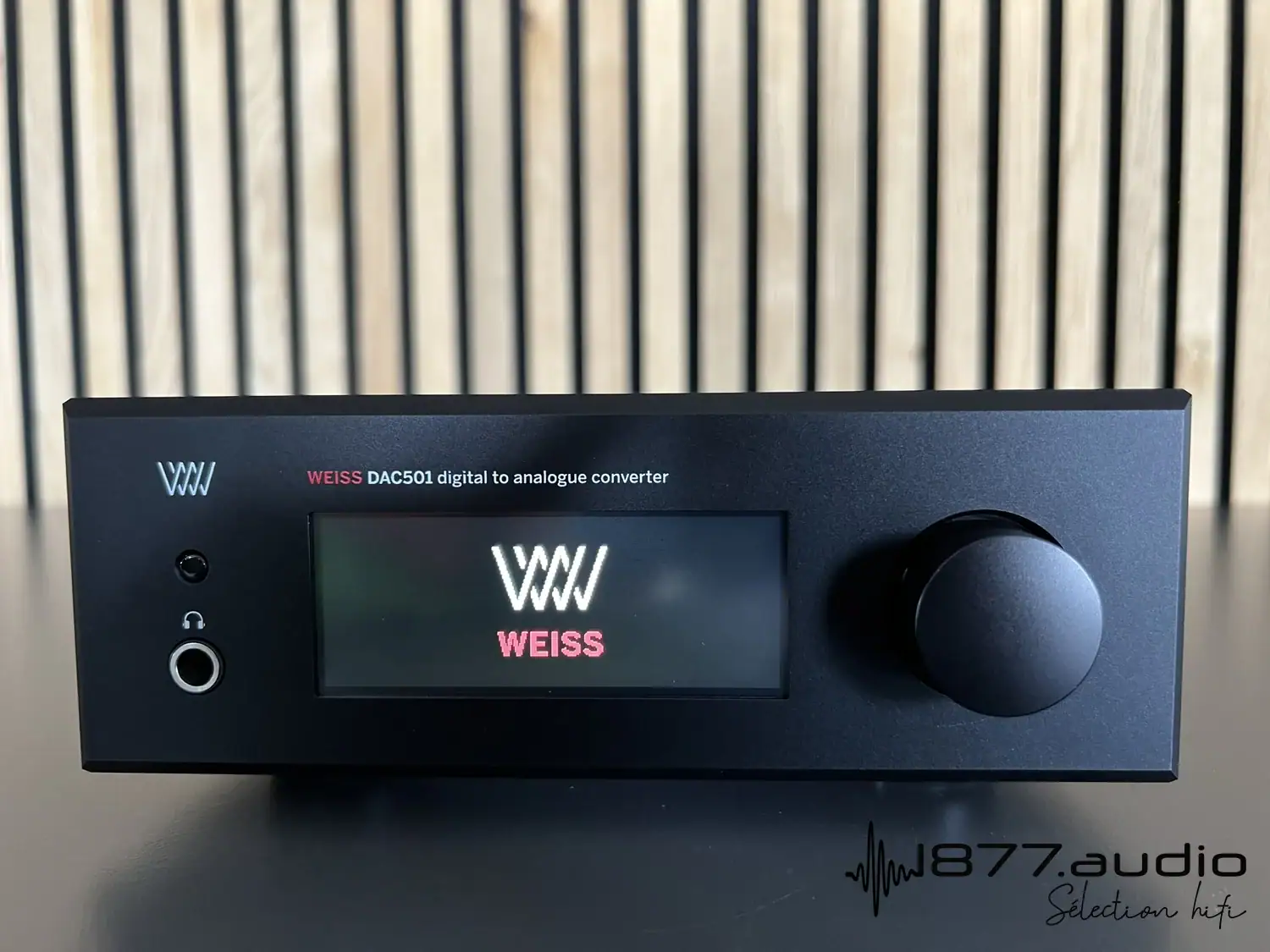 Weiss DAC 501 4CH noir détail sur la face avant en vue rapprochée