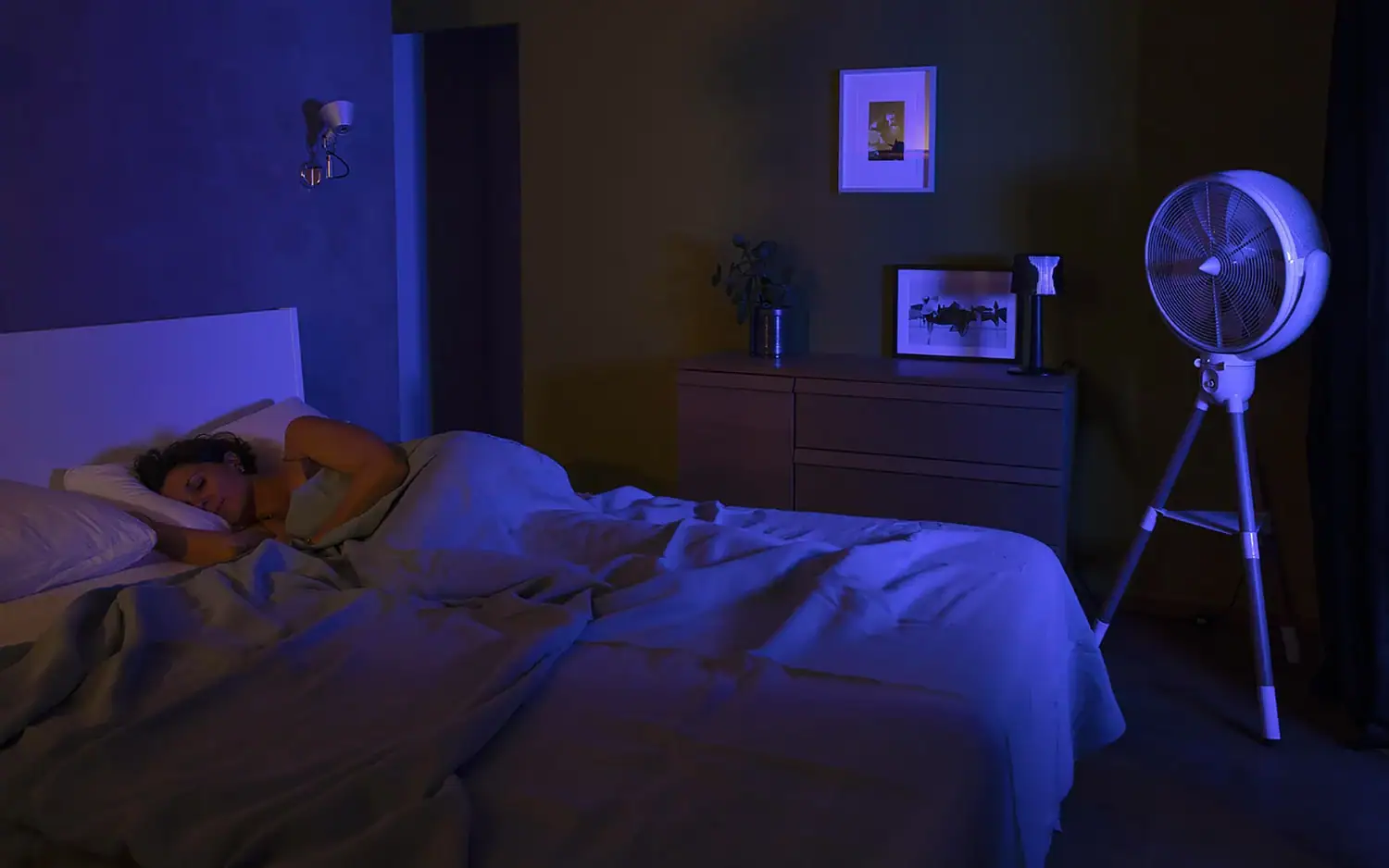 Williwaw en situation dans une chambre avec une femme dans un lit et lumière bleue