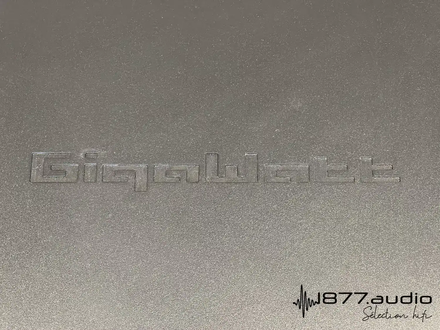 Gigawatt PC4 EVO silver logo embossé sur le dessus