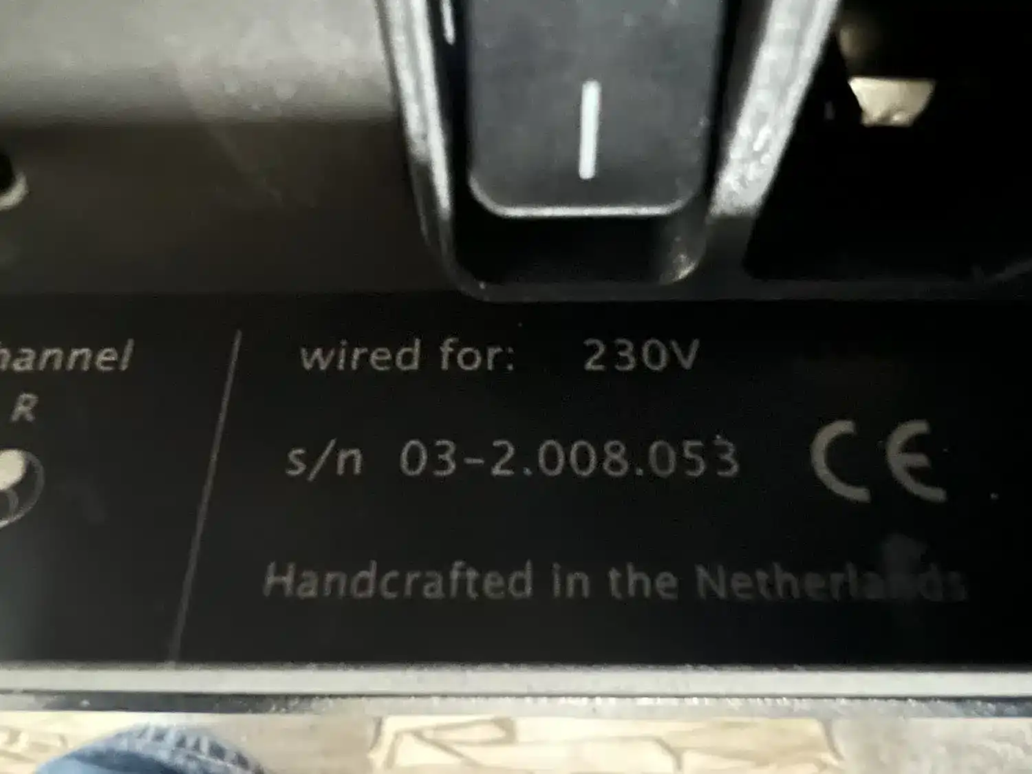 Grimm Audio LS1be numéro de série indiqué sur un pied