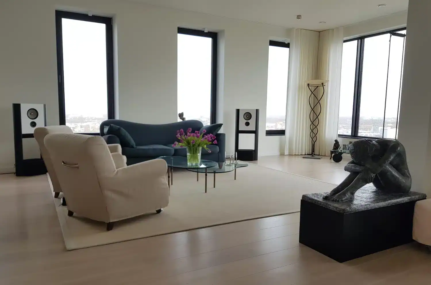 Grimm Audio LS1be en situation dans un salon, vue lointaine