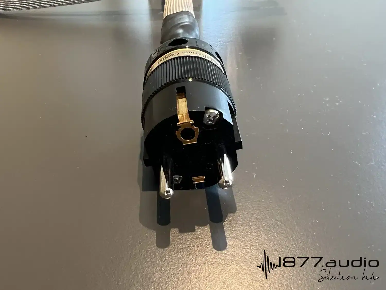 Legato câble alimentation Referenza Superior 160cm zoom sur le fiche murale vue de face