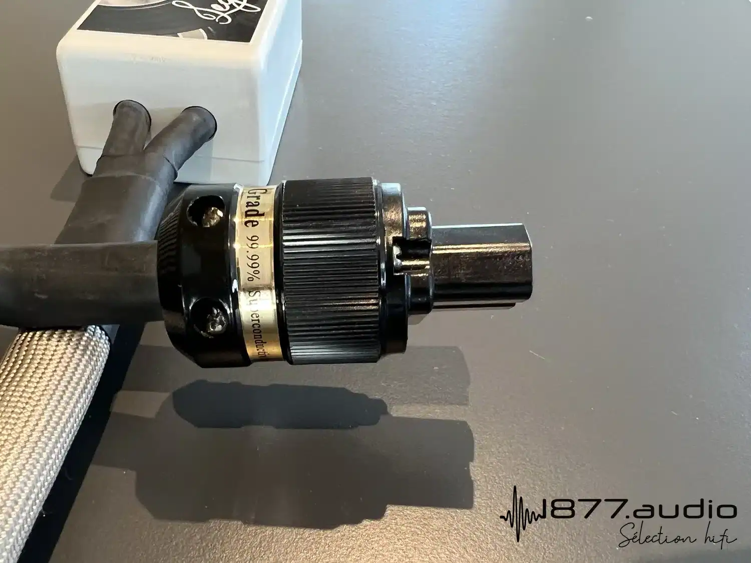 Legato câble alimentation Referenza Superior 160cm zoom sur le fiche murale vue de côté