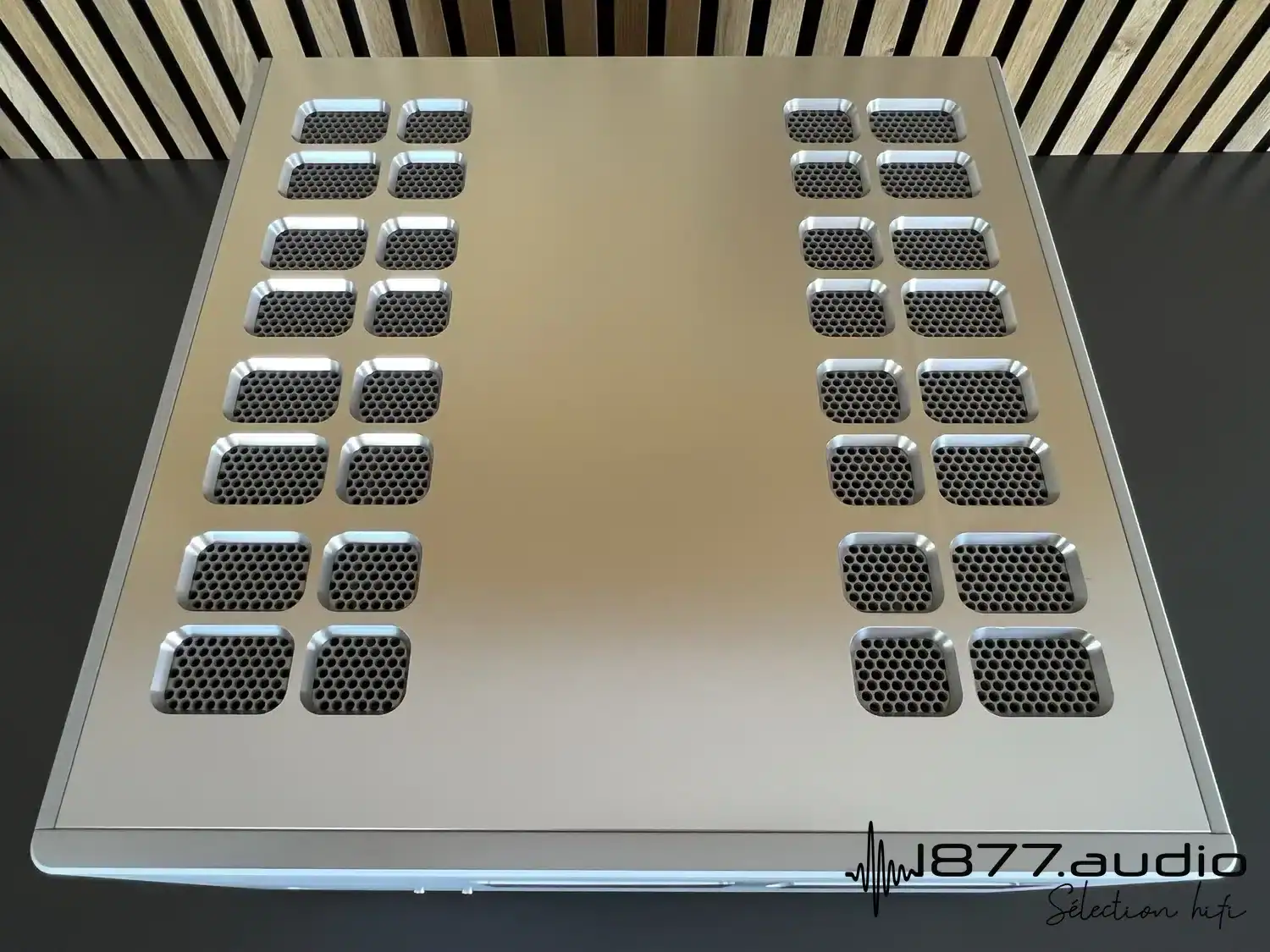 Luxman M-900u vue de dessus avec les orifices de ventilation