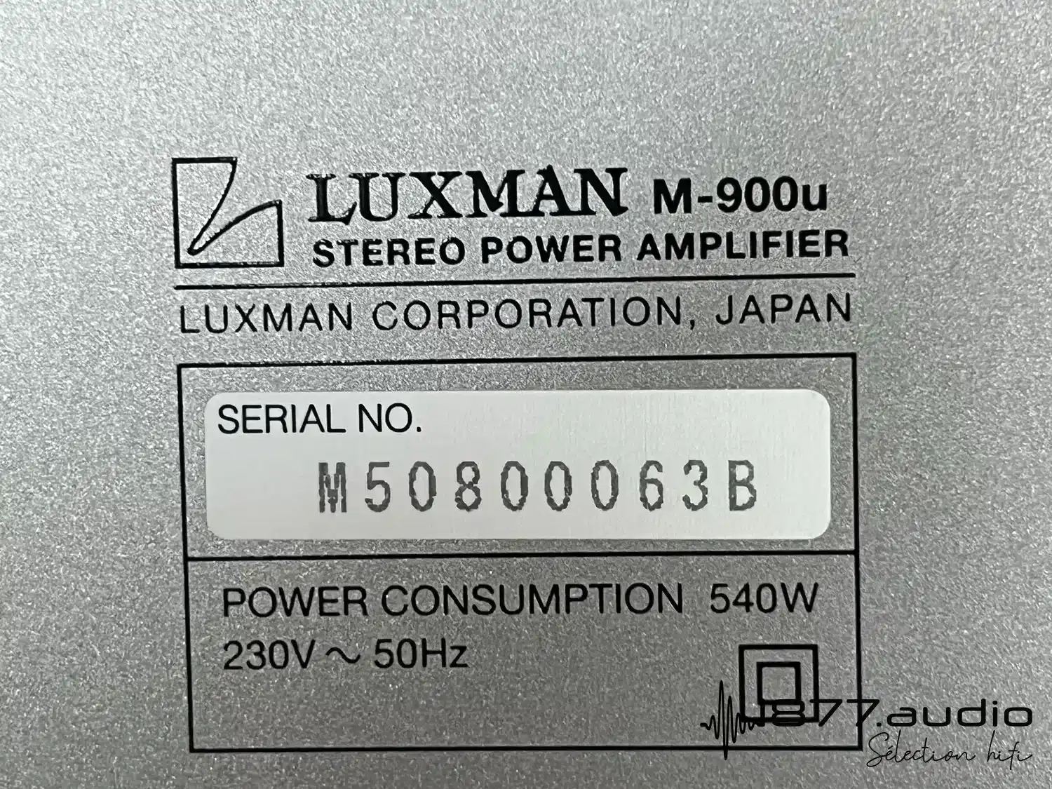 Luxman M-900u vue arrière zoom sur l'étiquette comportant le numéro de série et les informations de sécurité