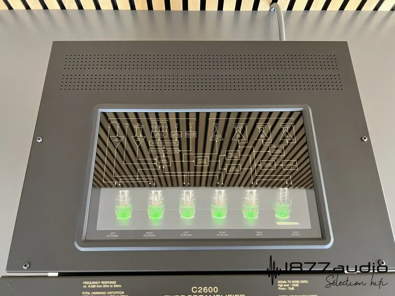 McIntosh C2600 vue du dessus avec les tubes verts allumés