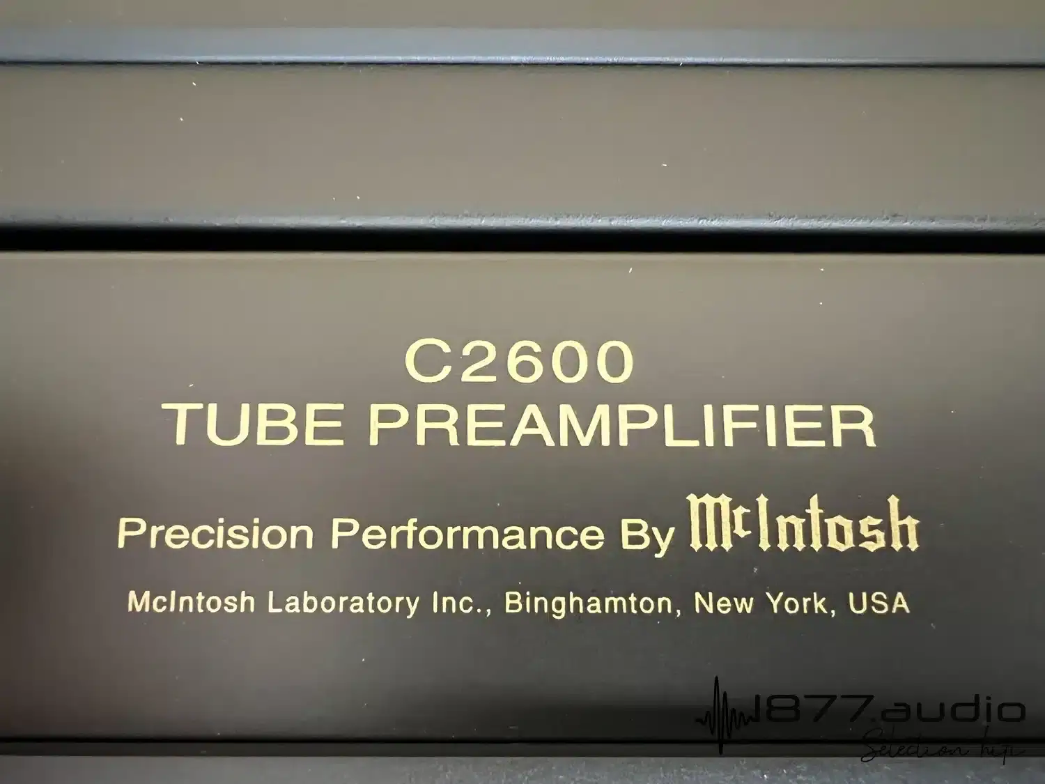 McIntosh C2600 zoom sur la plaque d'informations 2