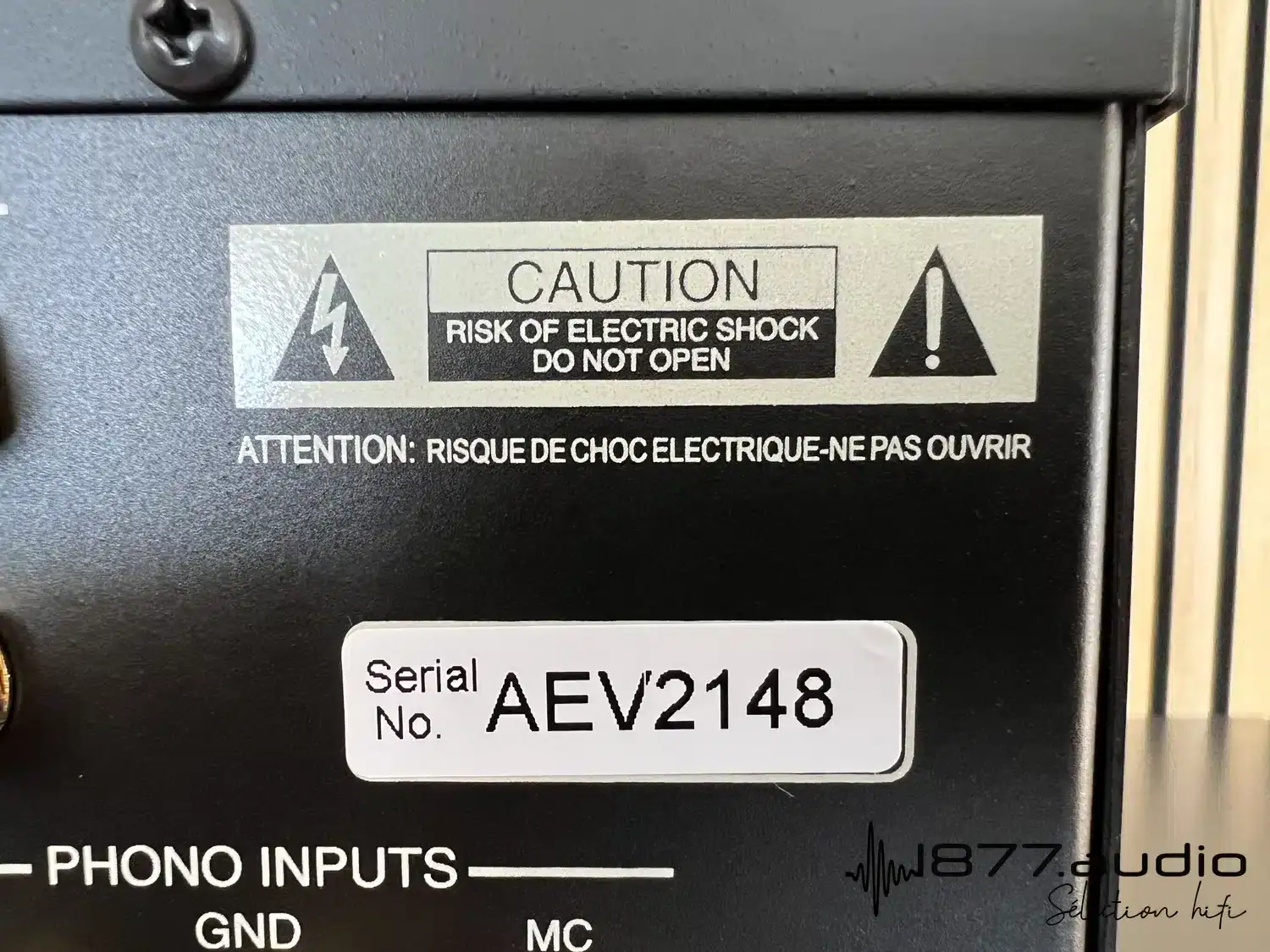 McIntosh C2600 zoom sur l'étiquette du numéro de série