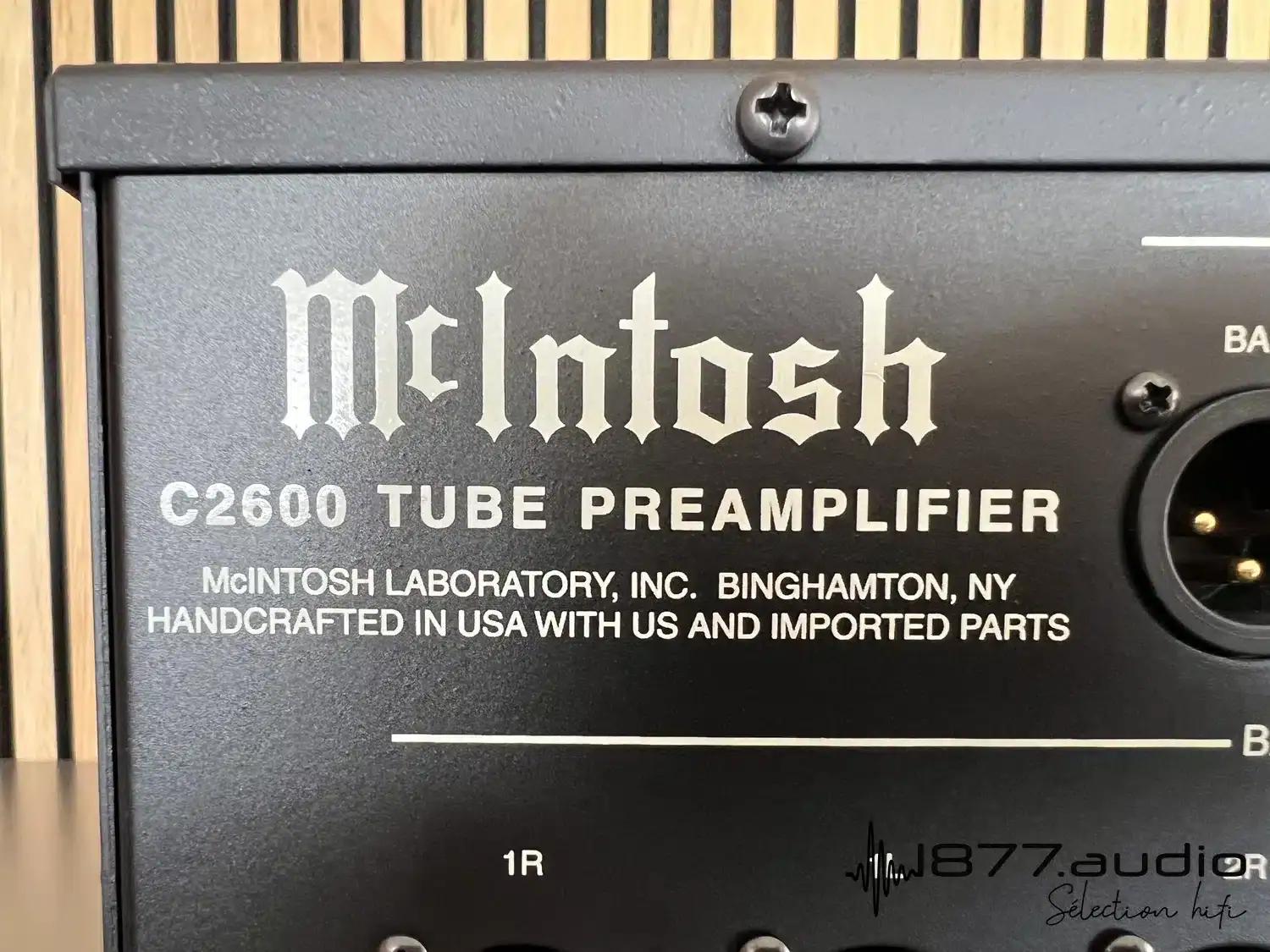 McIntosh C2600 zoom sur le logo de la marque et les caractéristiques de l'appareil