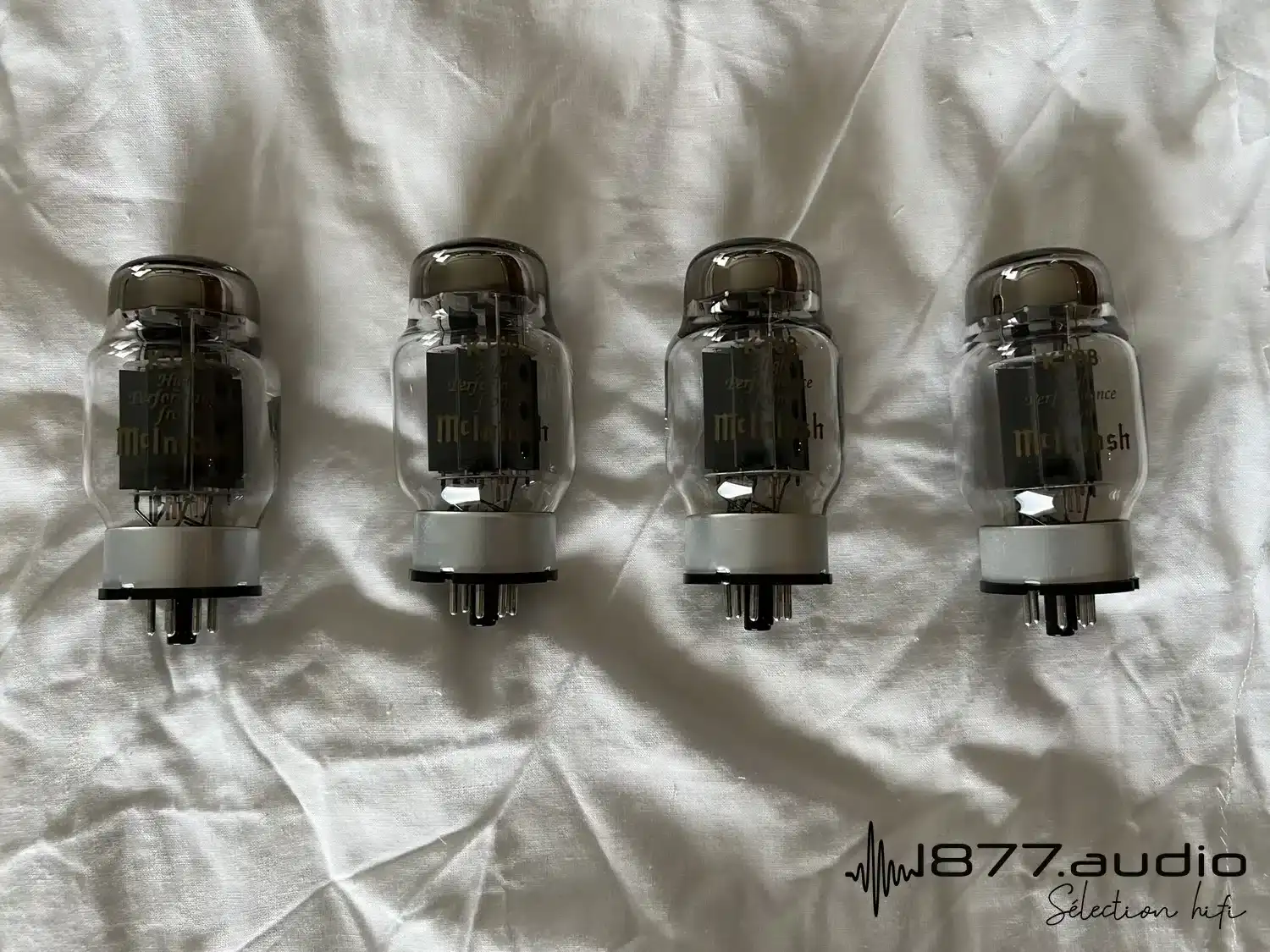 McIntosh m275 MKVI gros plan sur plusieurs tubes pendant leur nettoyage