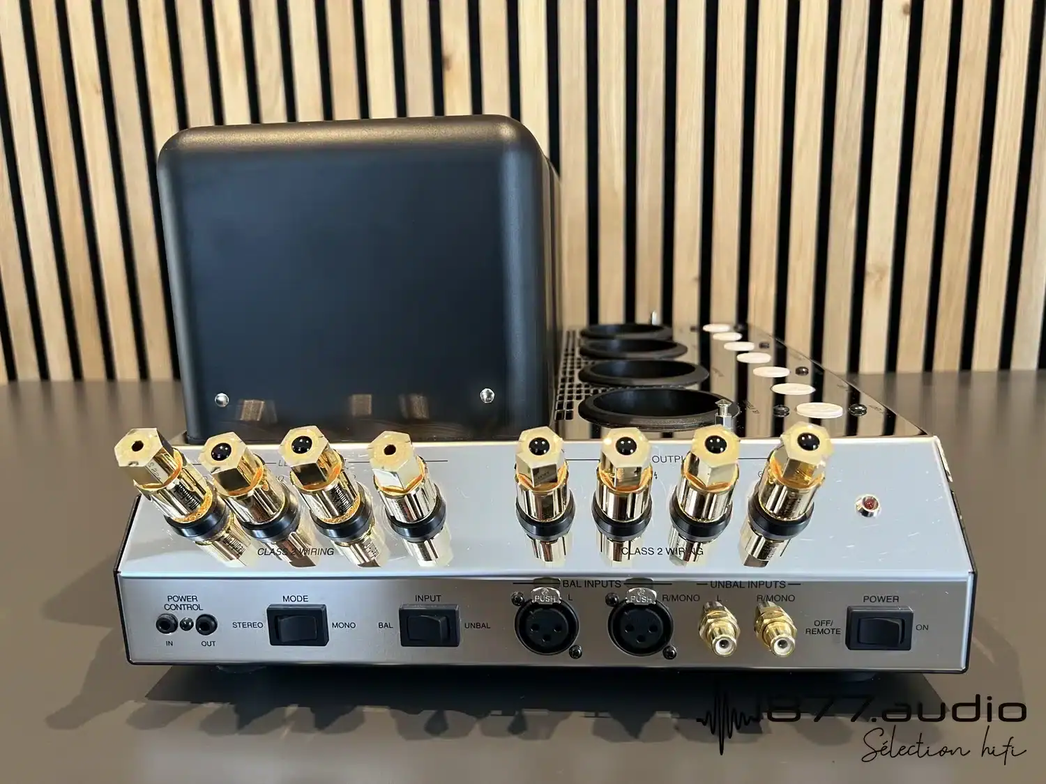 McIntosh m275 MKVI vue de l'appareil sans les tubes et de la face avant