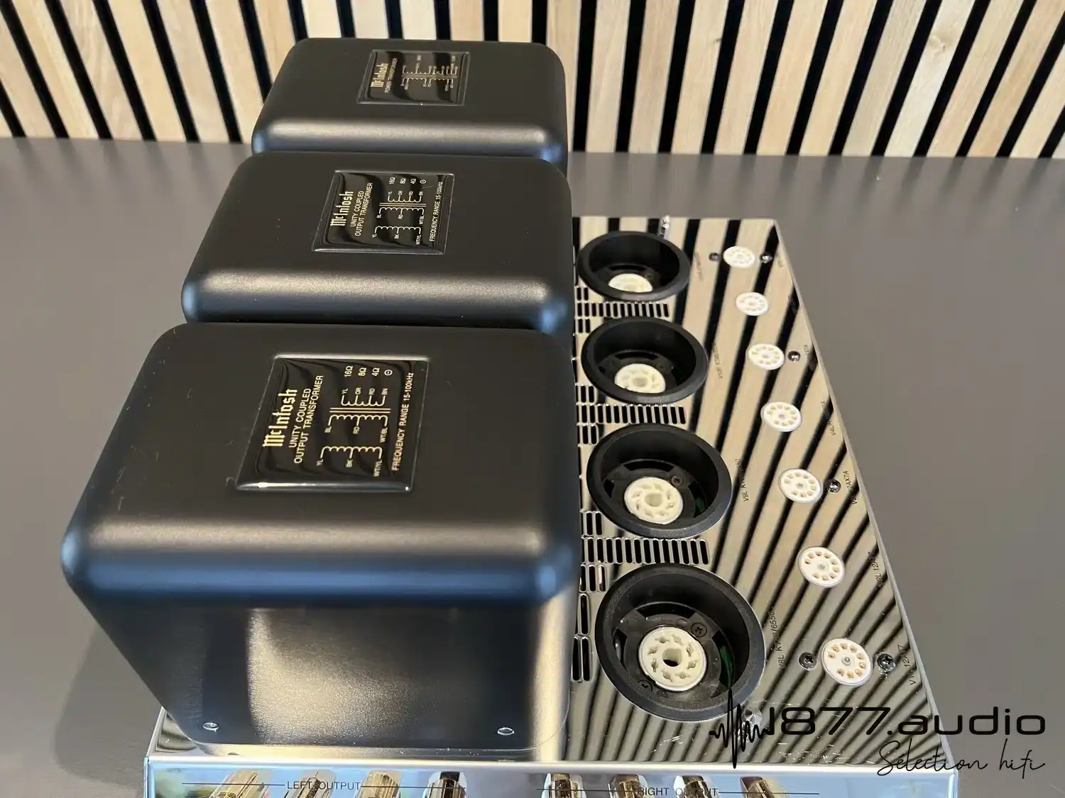 McIntosh m275 MKVI vue de l'appareil sans les tubes depuis l'avant