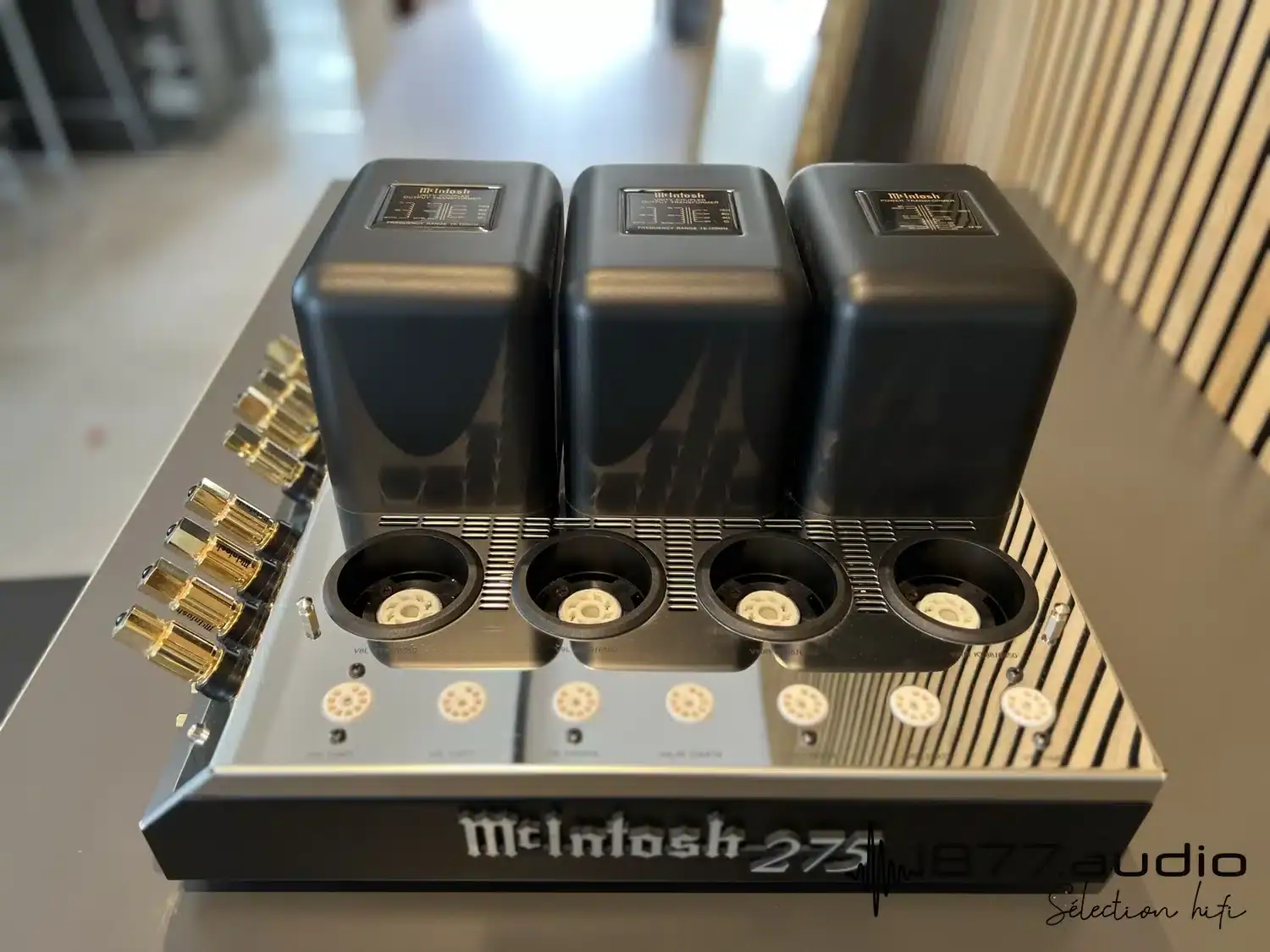 McIntosh m275 MKVI vue de l'appareil sans les tubes depuis le côté droit