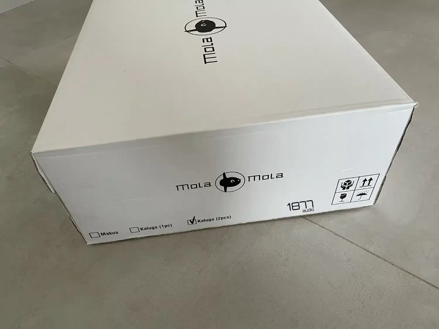 Mola-Mola Kaluga dans son carton d'emballage