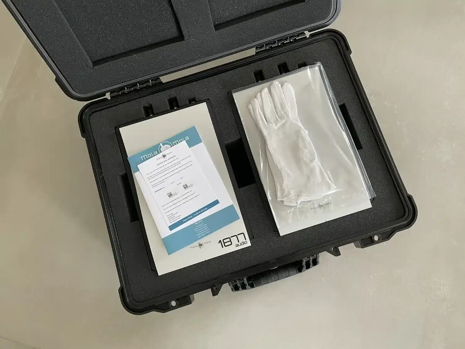 Mola-Mola Kaluga flight-case plastique ouvert avec les gants et documentation