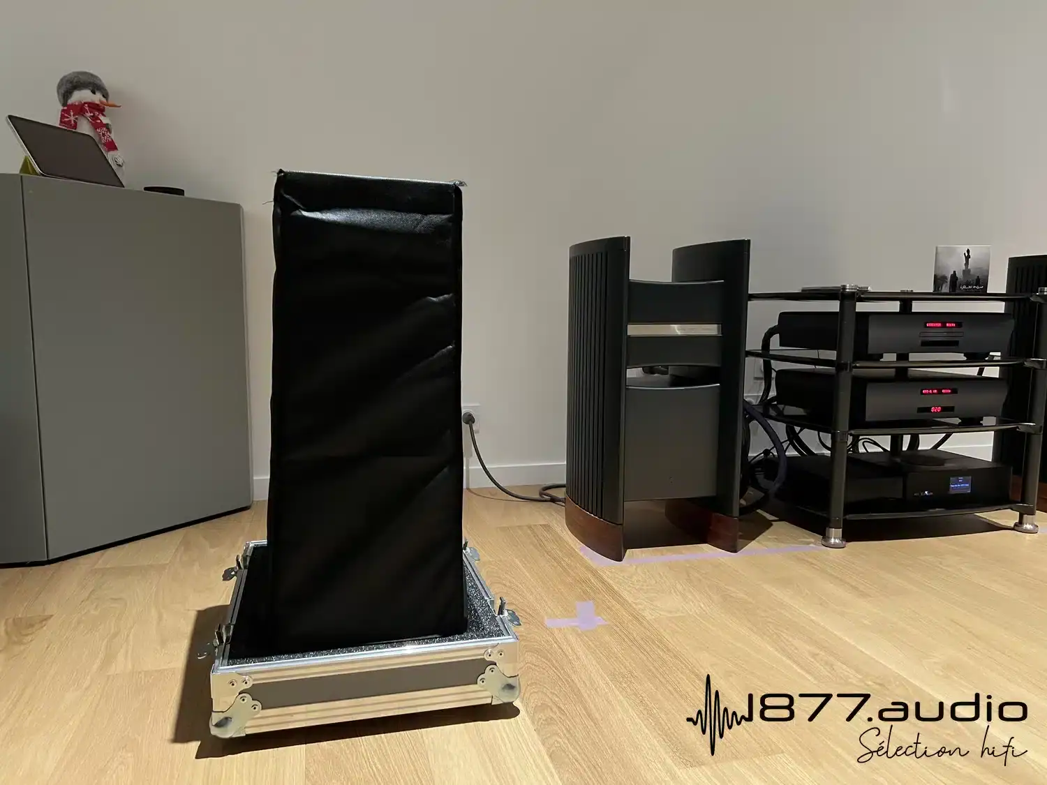 Verity Audio Florestan déballage du flight case avec la housse en tissu noir de l'enceinte