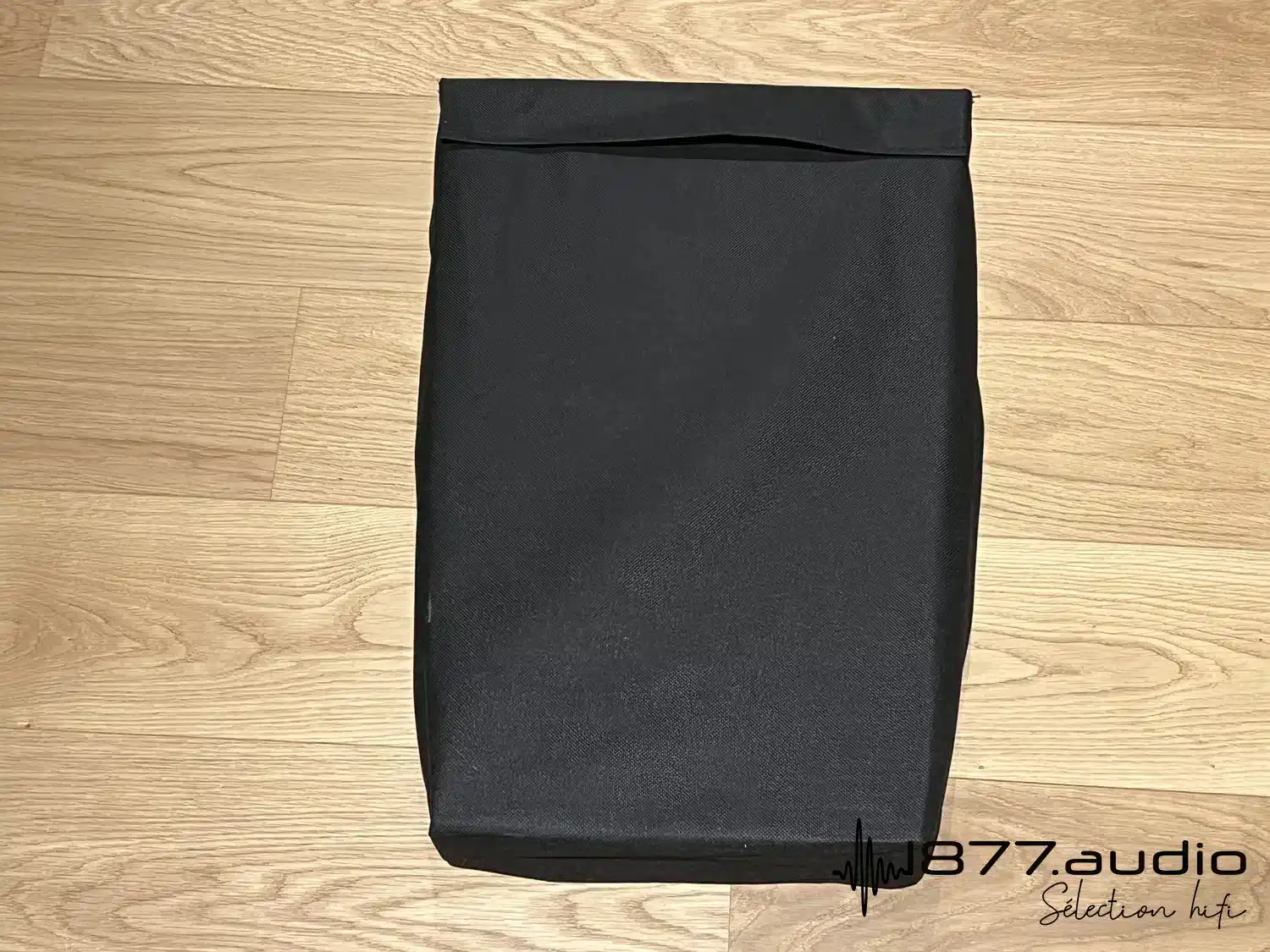 Verity Audio Florestan partie haute de l'enceinte dans sa housse en tissu