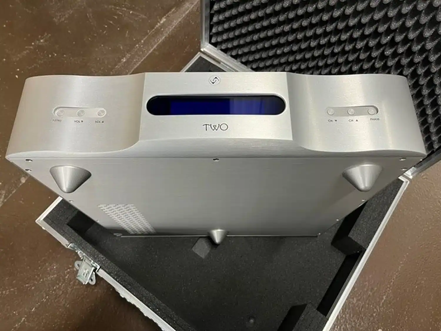 Vermeer Audio Two face avant dans son flight case 3