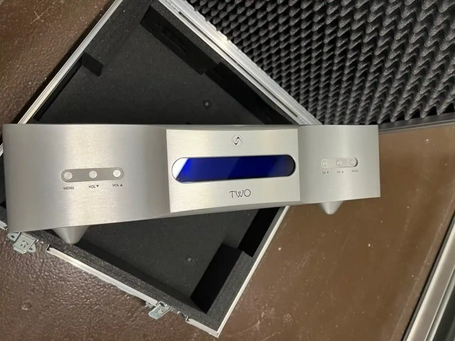 Vermeer Audio Two face avant avec de l'angle dans son flight case