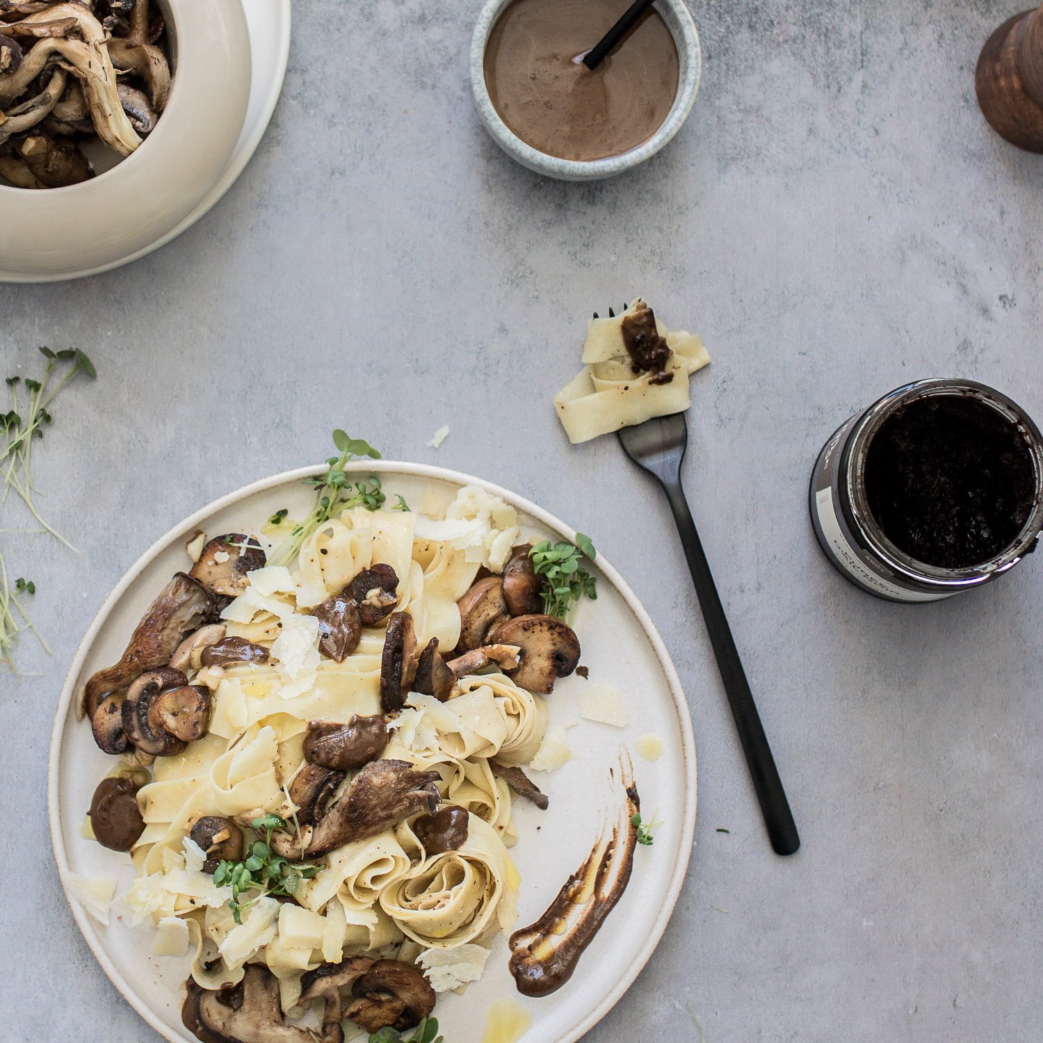 Pâtes fraîches aux champignons sauvages, tahini & ail noir