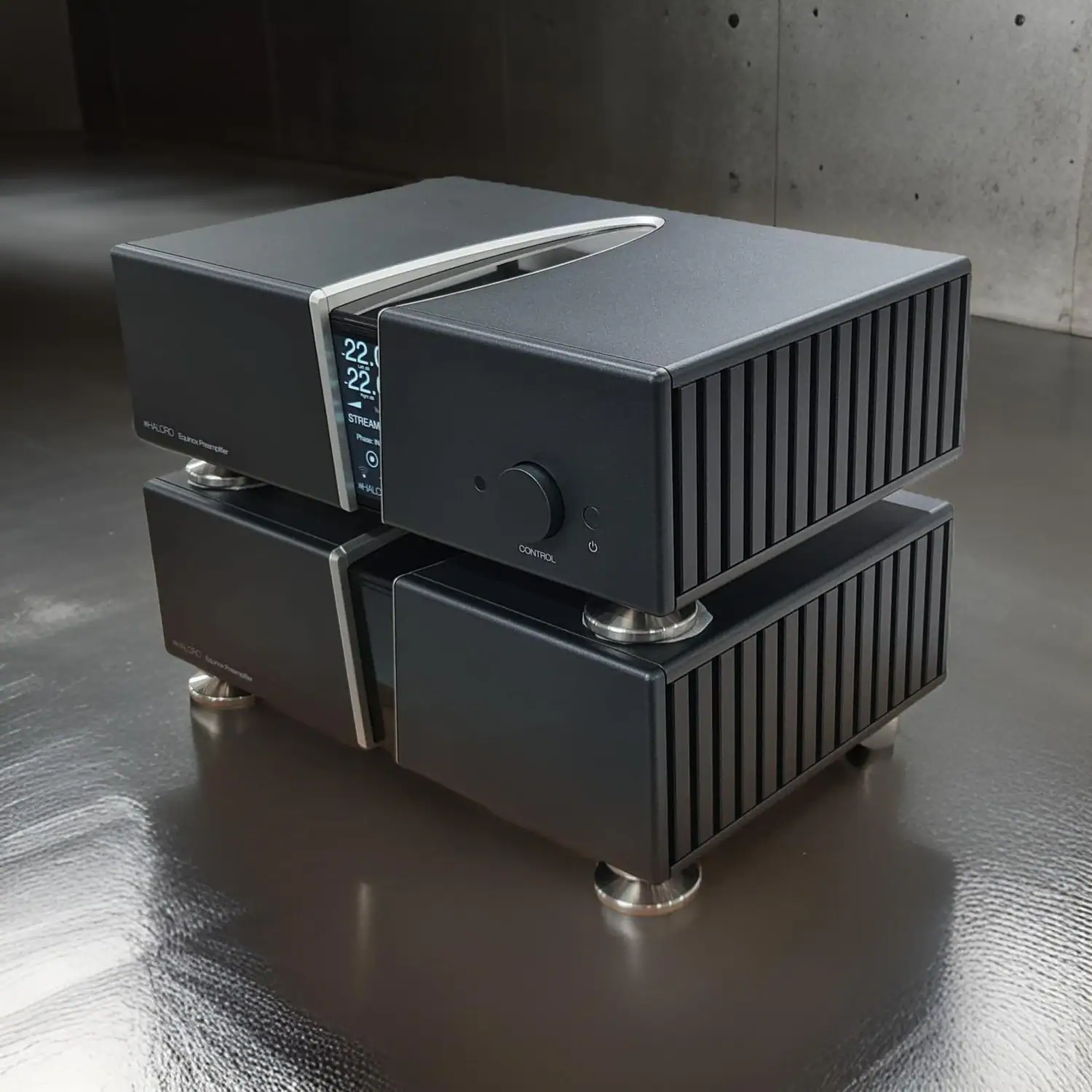 Préamplificateur Halcro Equinox sur un sol en béton