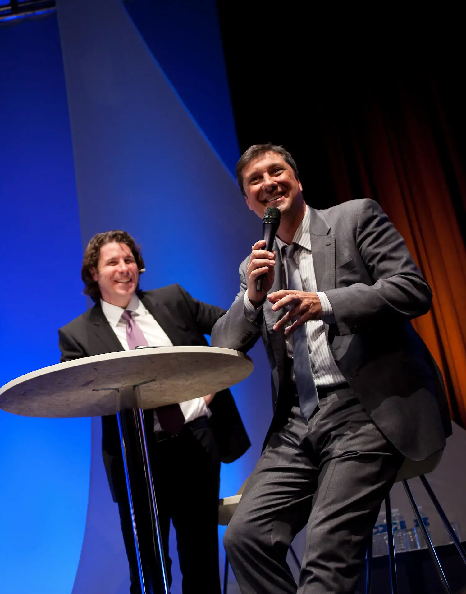 Yann Fernandez interroge un intervenant sur scène lors d'une conférence à Paris