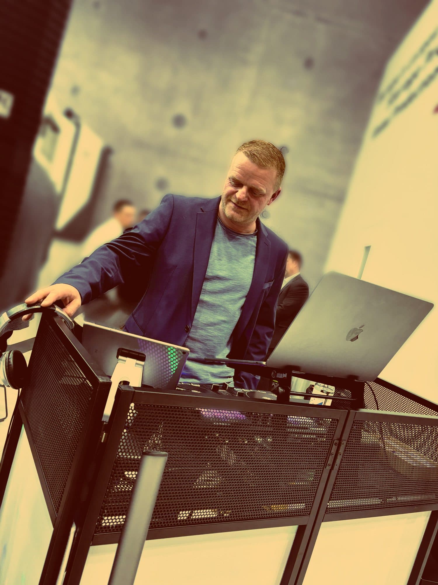 DJ Caochman am DJ Pult auf Messe München