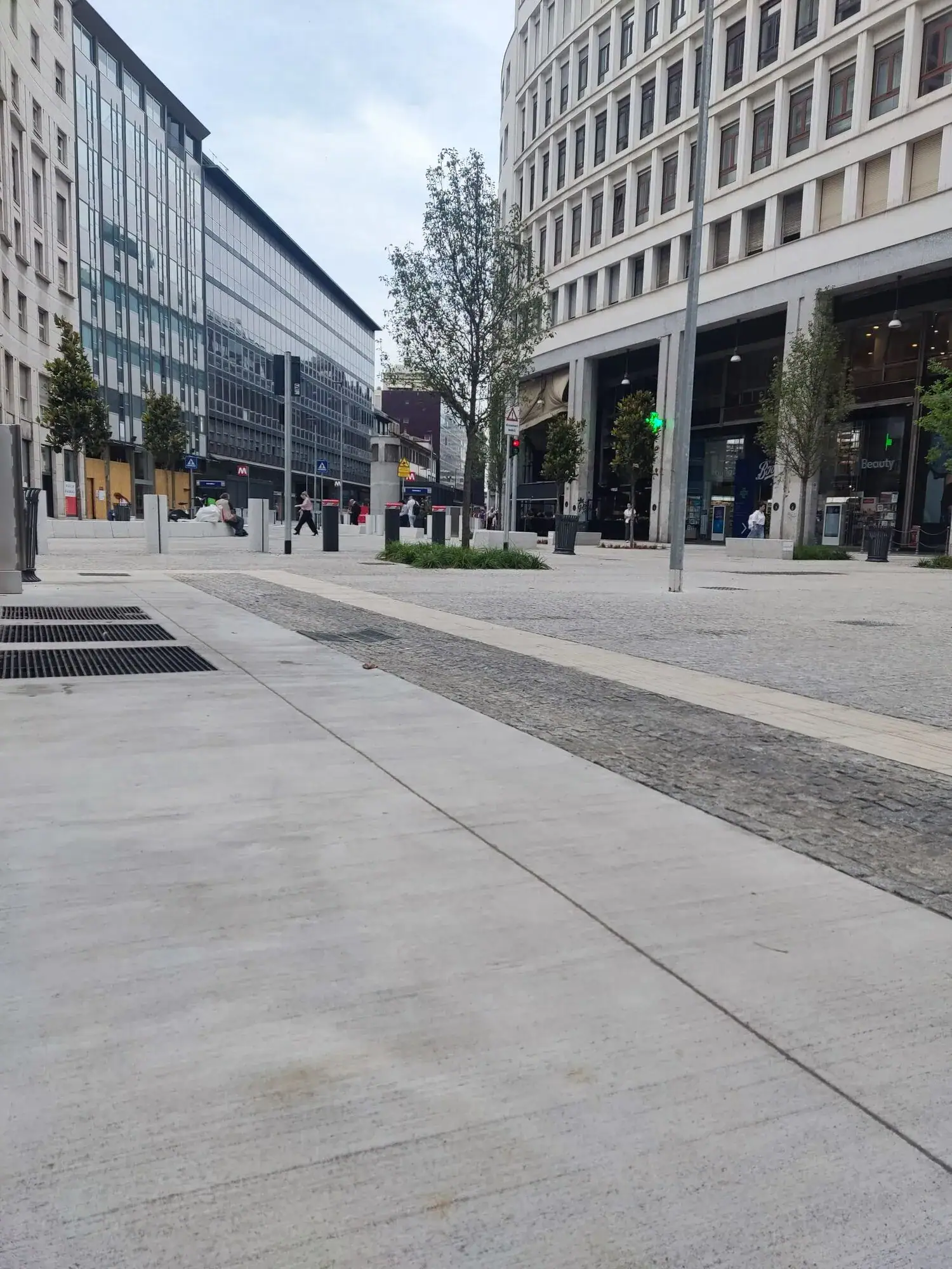Pavimento in calcestruzzo industriale finitura scopata per i marciapiedi esterni della stazione Metro M4 San Babila Milano realizzato da Prima Pavimenti