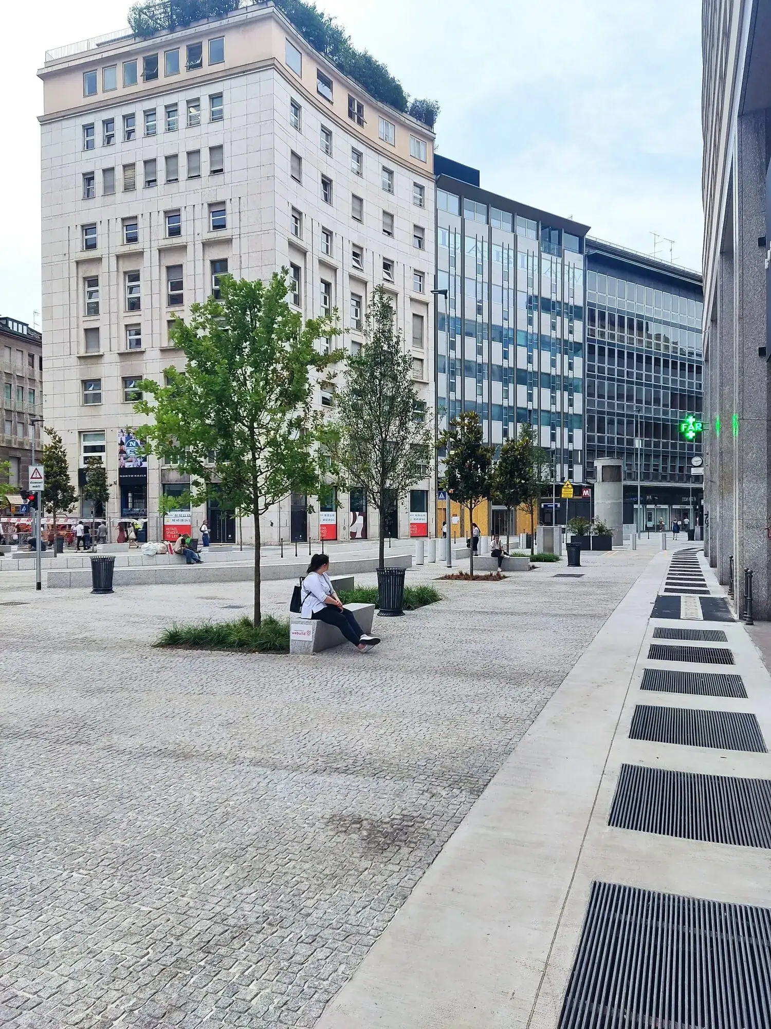 Pavimento in calcestruzzo industriale negli esterni della stazione Metro M4 San Babila Milano realizzato da Prima Pavimenti