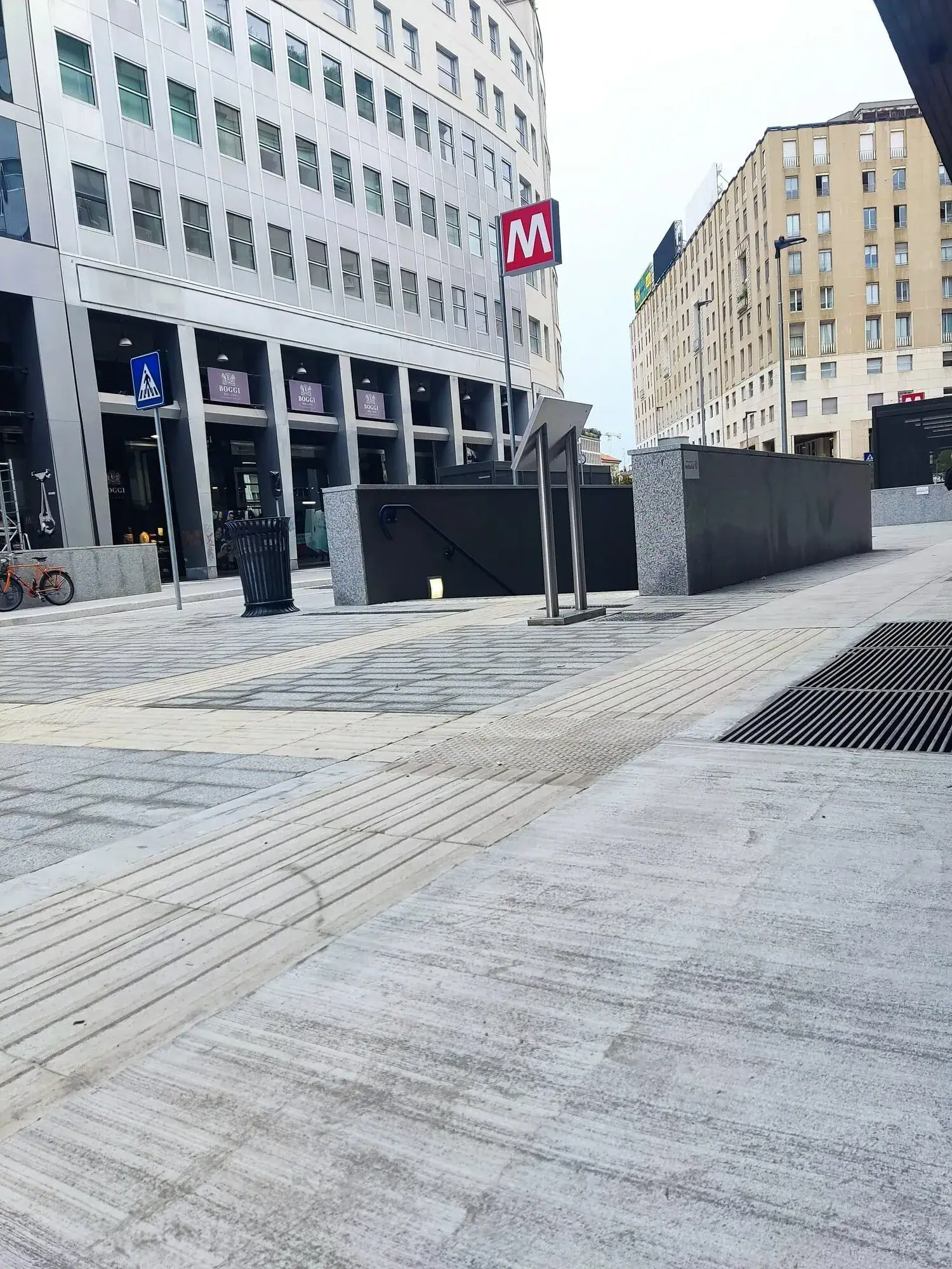 Pavimenti in cemento, marciapiedi finitura scopata esterni fermata M4 San Babila Milano