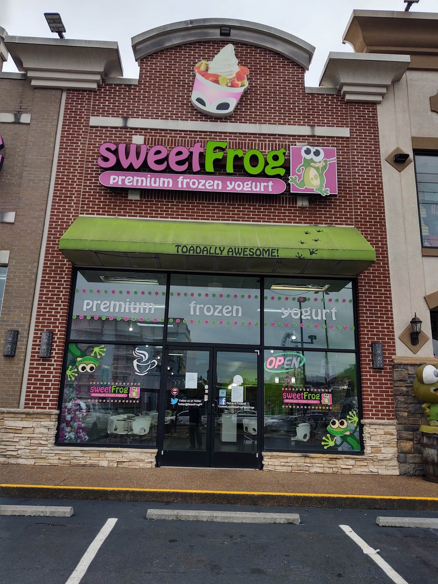 sweetFrog Premium Frozen Yogurt Sevierville