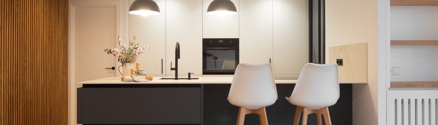 Cocina moderna con isla central, proyecto de reforma integral por CROD