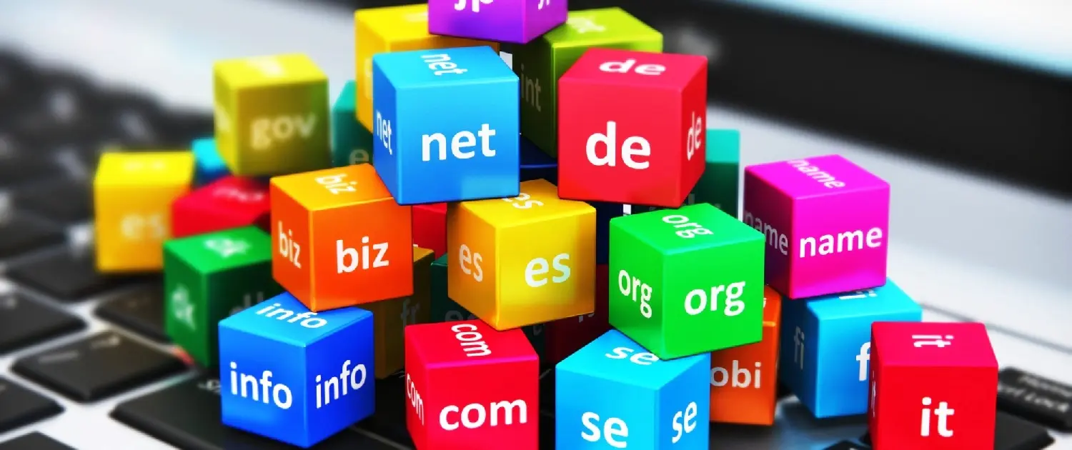 Kleurrijke blokjes met domeinextensies (.com, .net, .org) die het aanbod voor domeinnaam registratie van Totaal Webdesign Bureau intrige symboliseren.