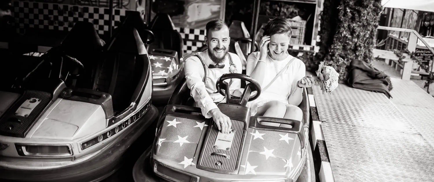 Hochzeitsreportage auf dem Weihnachtsmarkt im Autoscooter