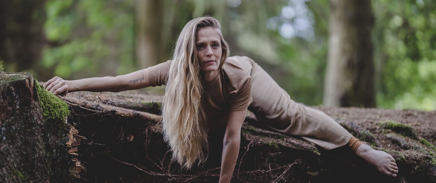 Yoga Fotoshooting mitten im Thüringer Wald mit Tageslicht und ohne Ausleuchtung Canon EOSR & RF 85mm f/1.2L USM