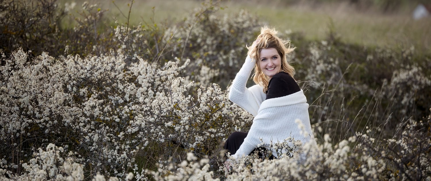 Portrait ( close-up medium shot ) zwischen blühenden Sträuchern fotografiert mit der Canon EOS Rm2 und dem RF70-200mm bei 200mm bei Tieftal in Thüringen