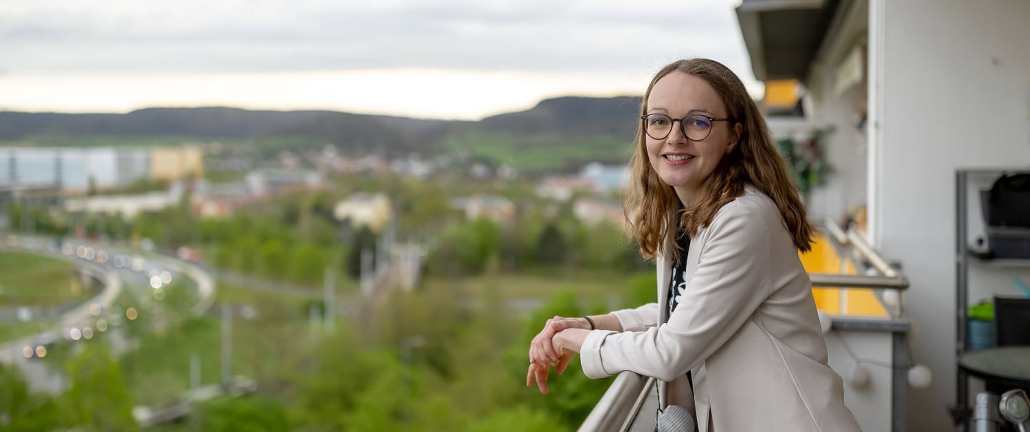 ein ehrliches Profilbild auf dem heimischen Balkon mit Blick auf die Stadt, entstanden in Jena mit der Canon EOS R6 MKII & dem EF 35mm f1.4