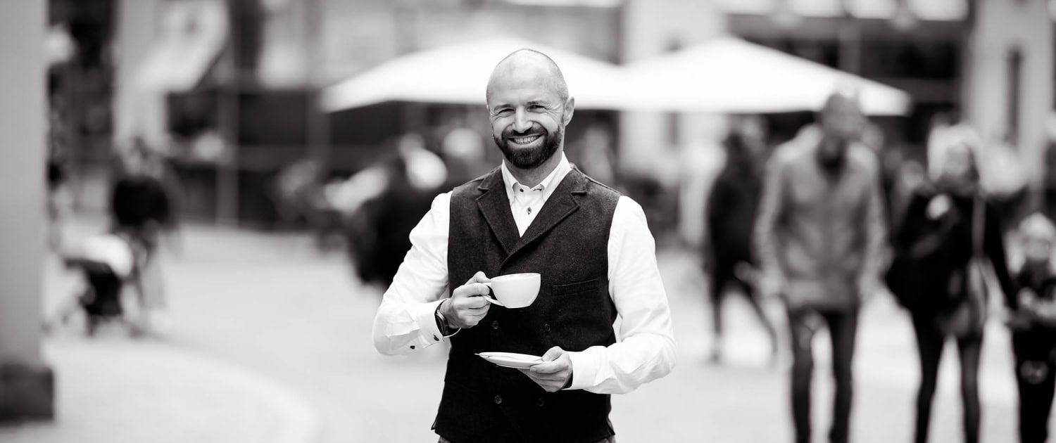 Ein eindringliches Schwarz-Weiß-Porträt, aufgenommen mit der Canon EOS R6MKII und dem RF85mm f1.2 vor der Kulisse der Erfurter Krämerbrücke