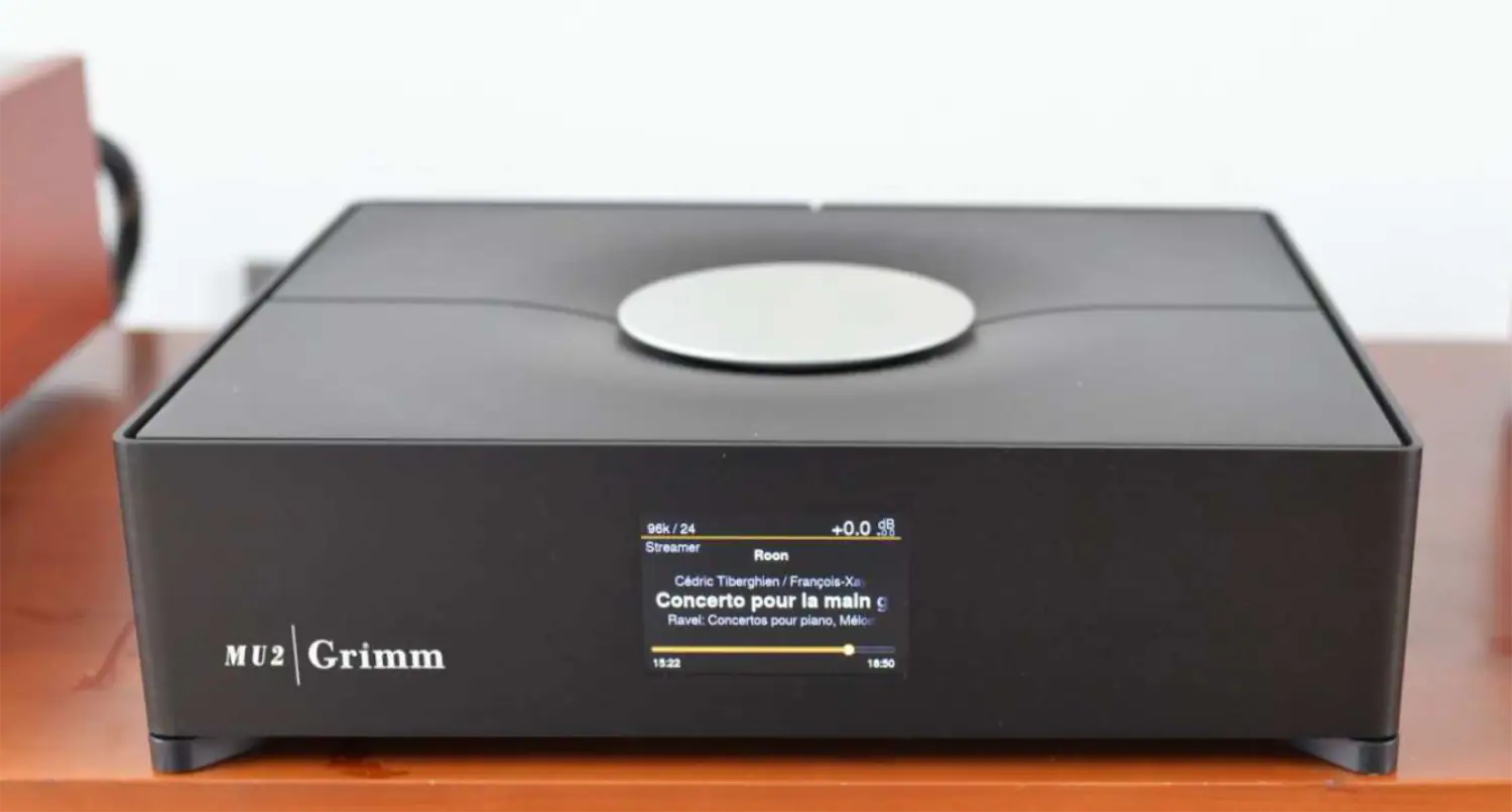 Convertisseur Grimm Audio MU2 posé sur un meuble en bois rouge