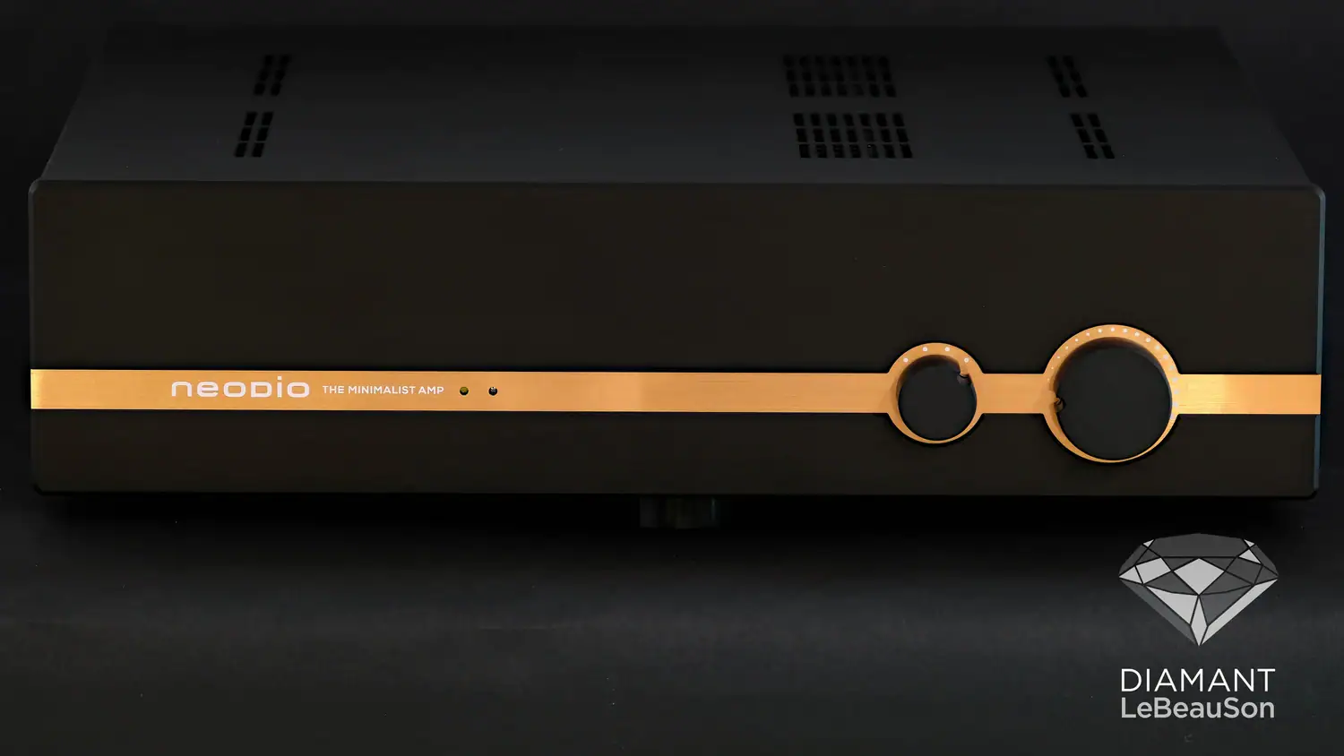 Vue serrée du Neodio TMA avec le pictogramme du prix Diamant décerné par Le Beau Son