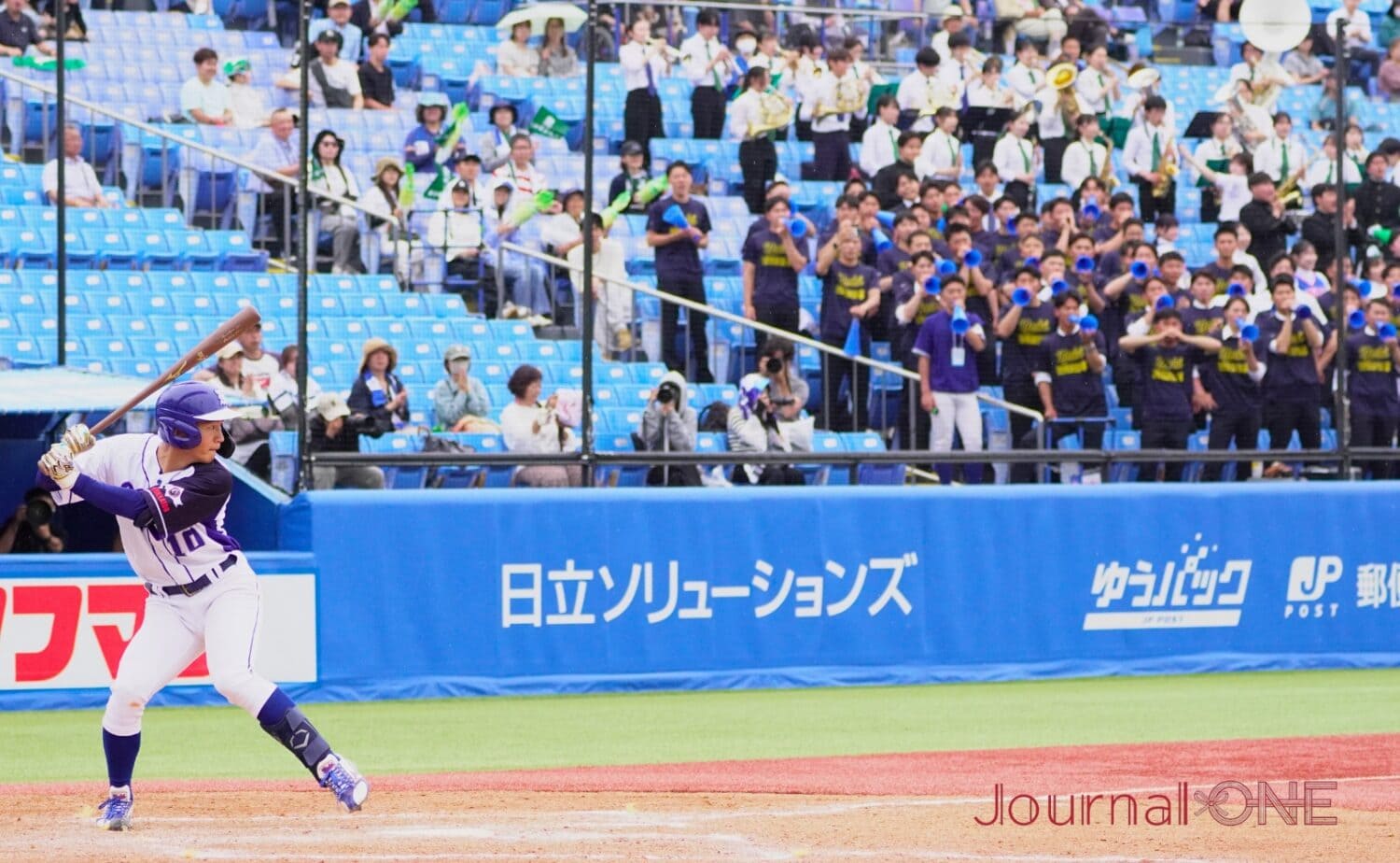 東京農業大学北海道オホーツクの大応援団と打席の中澤空芽-Journal-ONE撮影