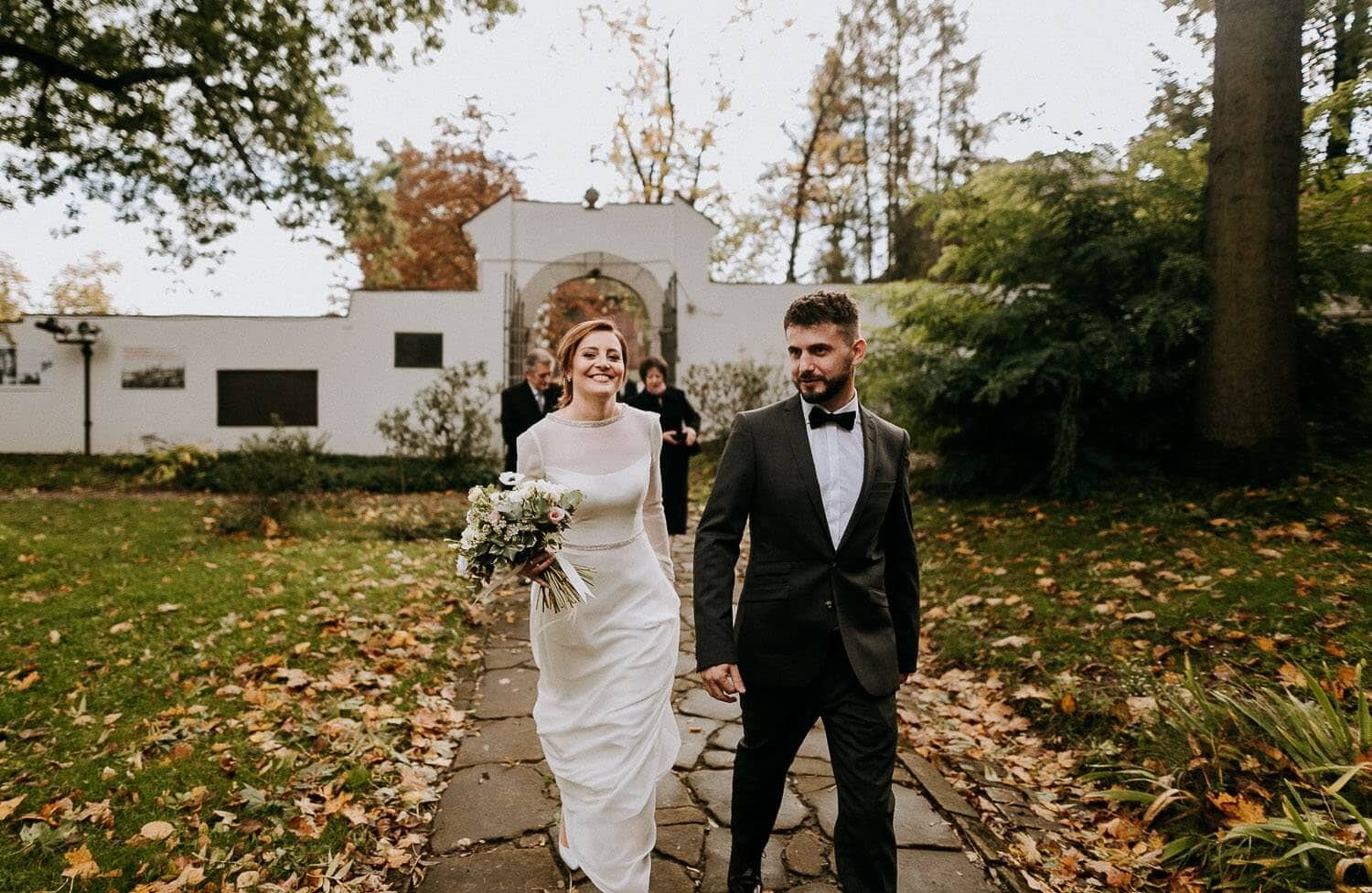 para mloda zmierza do kosciola