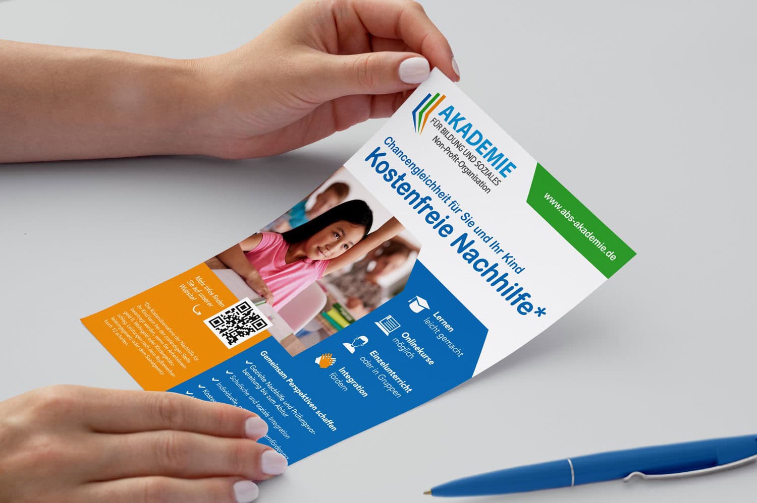 Professionell und sympatisch designter Flyer für die Akademie für Bilderung und Soziales auf dem es um kostenfreie Nachhilfe geht